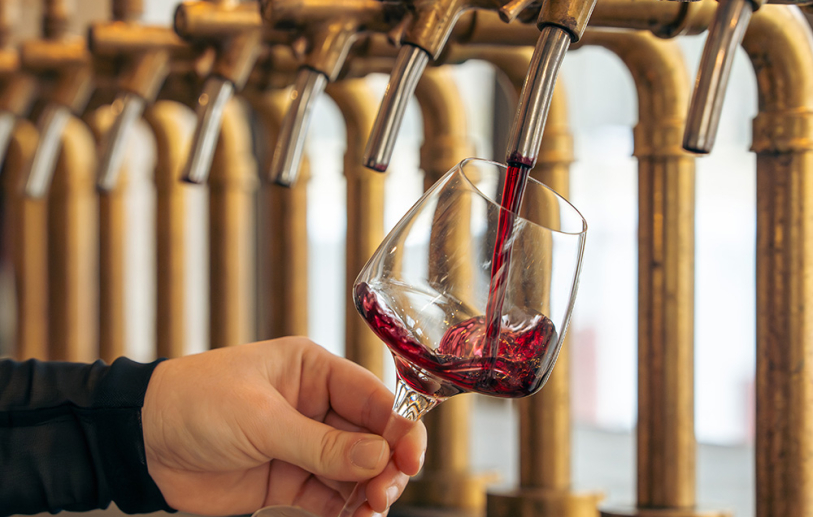 vin à la pression - tirage - verre de vin rouge - bar restaurant lyon
