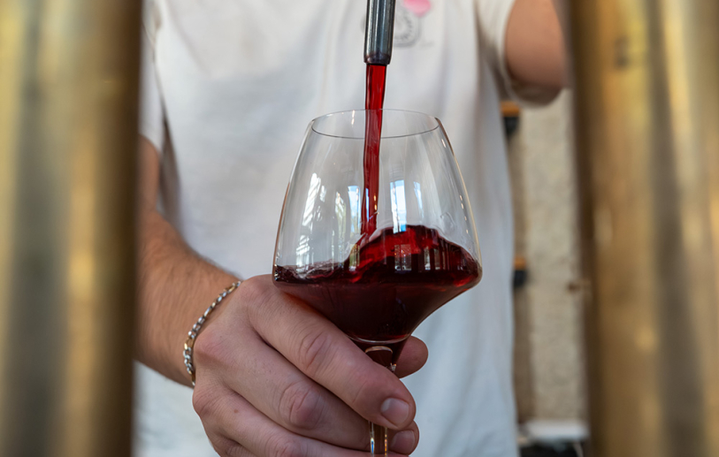 vin à la pression - tirage - verre de vin rouge - bar restaurant lyon
