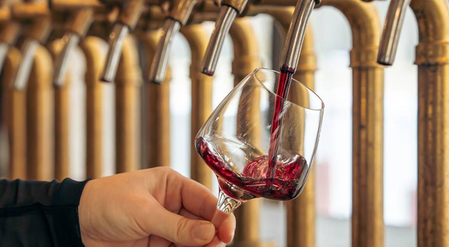 vin à la pression - tirage - verre de vin rouge - bar restaurant lyon