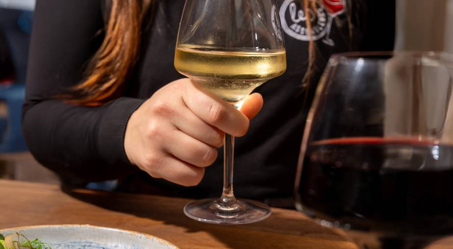 vin à la pression - verre de vin blanc - les assembleurs