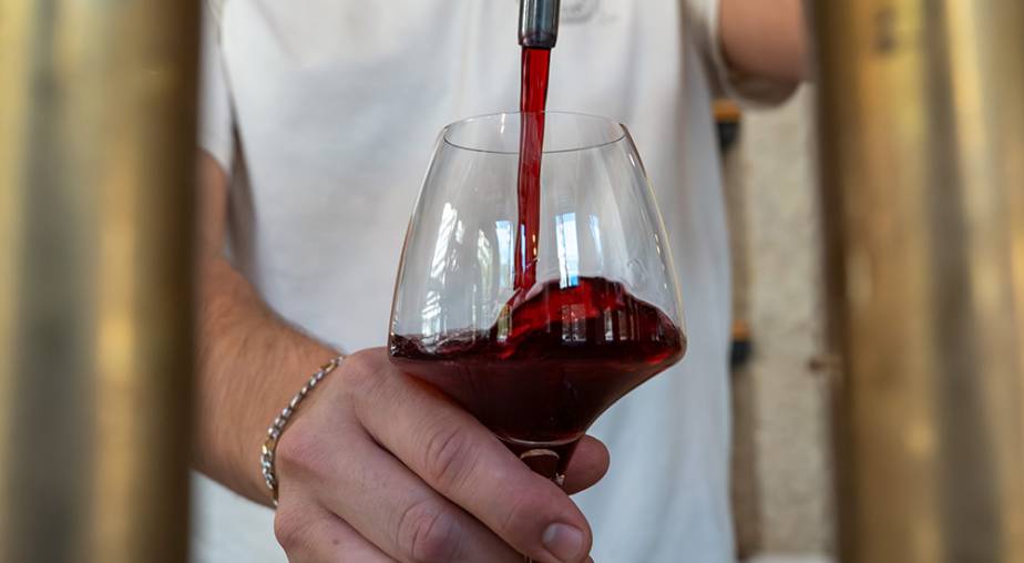 vin à la pression - tirage - verre de vin rouge - bar restaurant lyon