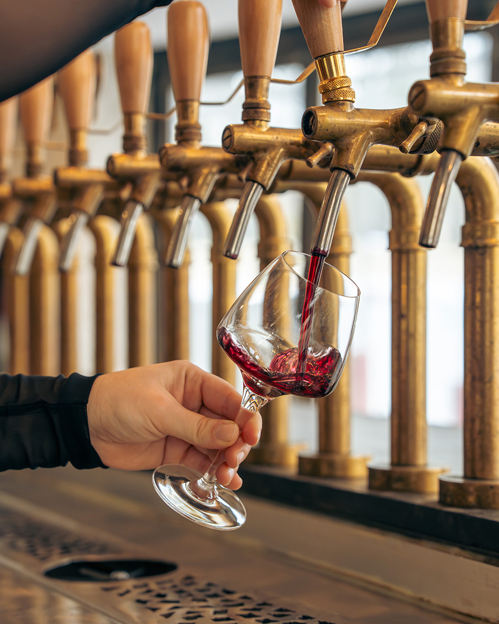 vin à la pression - tirage - verre de vin rouge - bar restaurant lyon